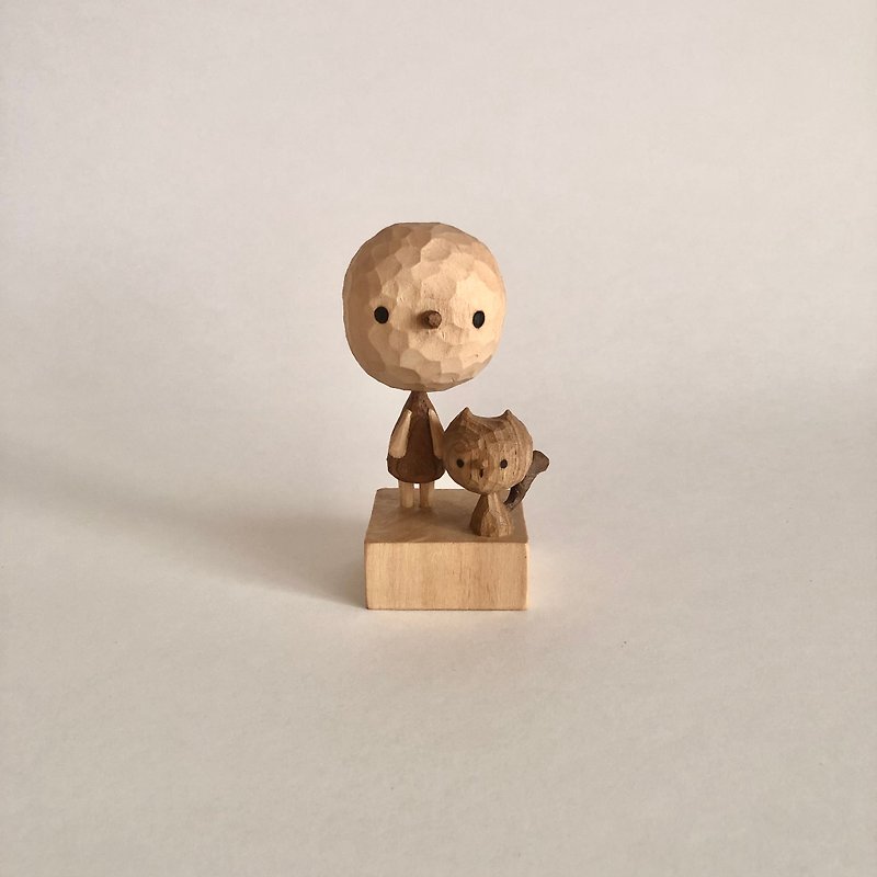 静かな顔をした少女と小さな猫の木彫り - 置物 - 木製 ブラウン