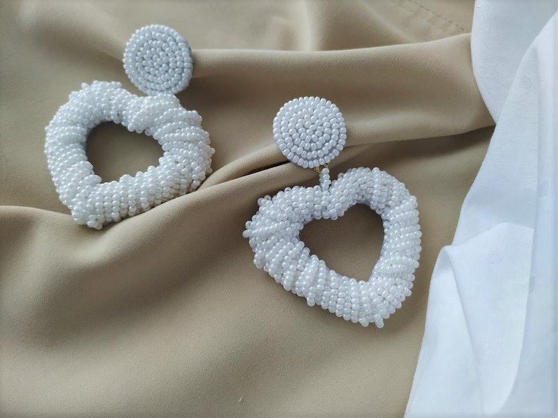 White beaded heart earrings, Handmade earrings,Valentine earrings. - 耳環/耳夾/耳骨夾 - 玻璃 白色