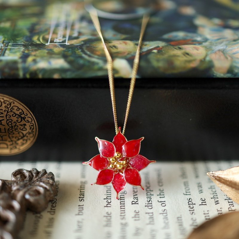 Adjustable length poinsettia necklace - สร้อยคอ - เรซิน สีแดง