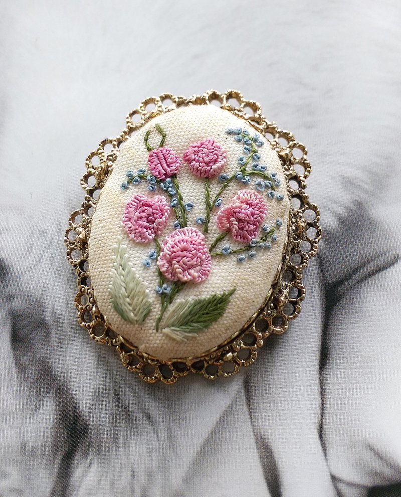 【西洋アンティークジュエリー】刺繍入りエレガント空枠ピン - ピンバッジ・ピンズ - 金属 ゴールド