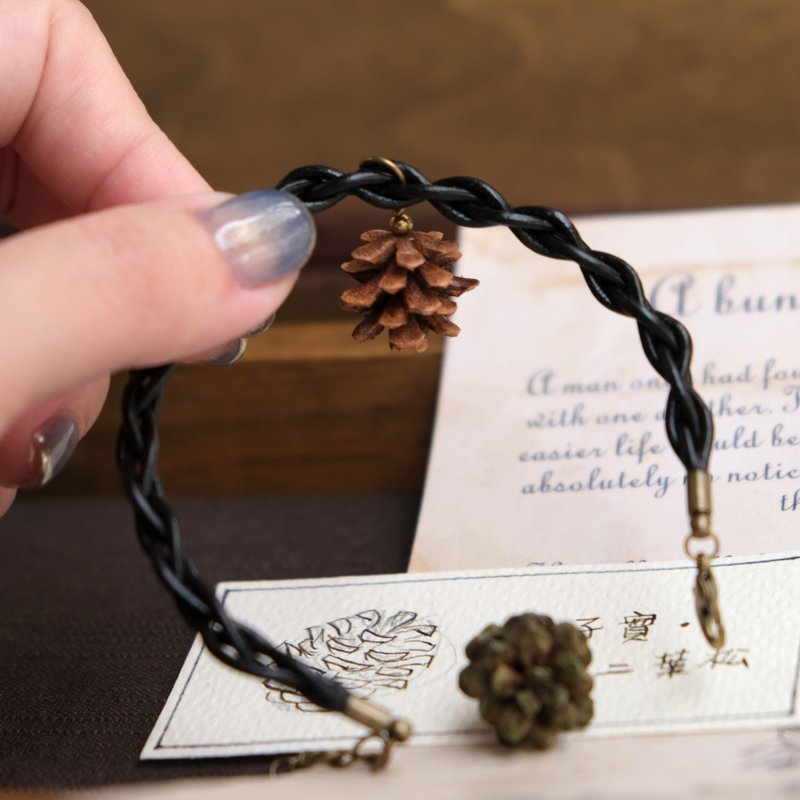 小さな松ぼっくり 革製ブレスレット (焦茶) - ブレスレット - 革 ブラウン