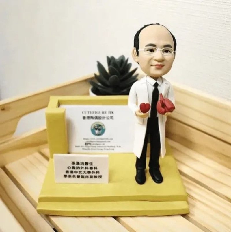 【專業診所卡片座】仿真醫生公仔辦公桌擺件 醫療從業者禮品 - 陶藝/玻璃 - 陶 多色