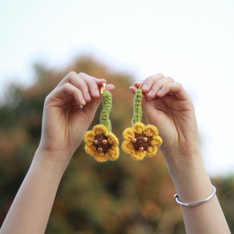 Sunflower Earrings - ต่างหู - วัสดุอื่นๆ สีเหลือง