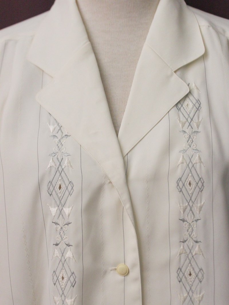 ヴィンテージエレガントな幾何学的な花の胸の刺繍Vネックホワイト半袖ヴィンテージシャツ - シャツ・ブラウス - ポリエステル ホワイト
