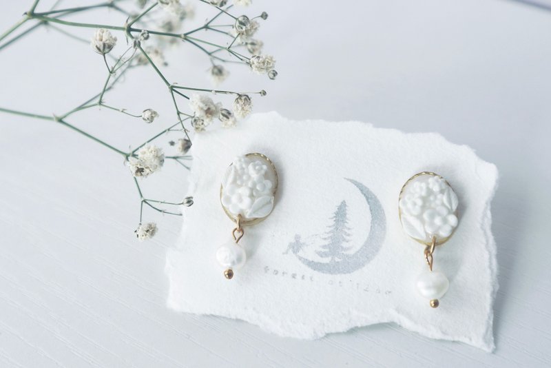 Midnight forest. Pearlescent White Oval Embossed Pearl Stud Earrings - Earrings & Clip-ons - Clay White