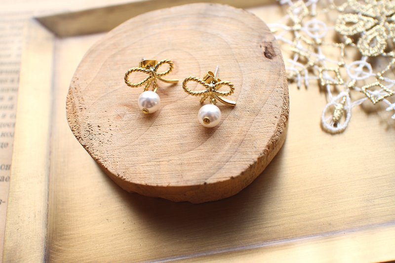 Golden bow-Pearl brass earrings - ต่างหู - โลหะ สีทอง