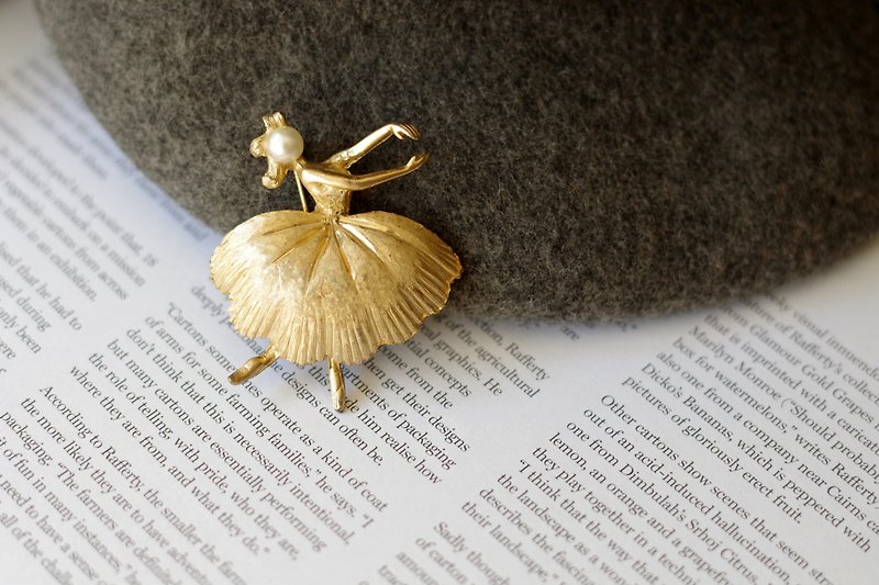 Vintage gold tone dancer ballet lady brooch pin BSK - เข็มกลัด - โลหะ สีทอง