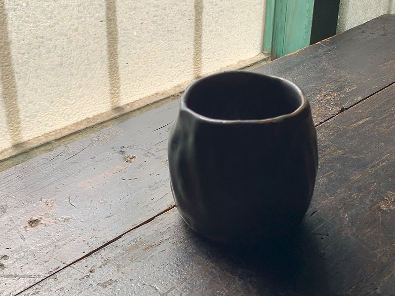 Iron gray dark black A Chou pig mouth cup - Cups - Pottery Black