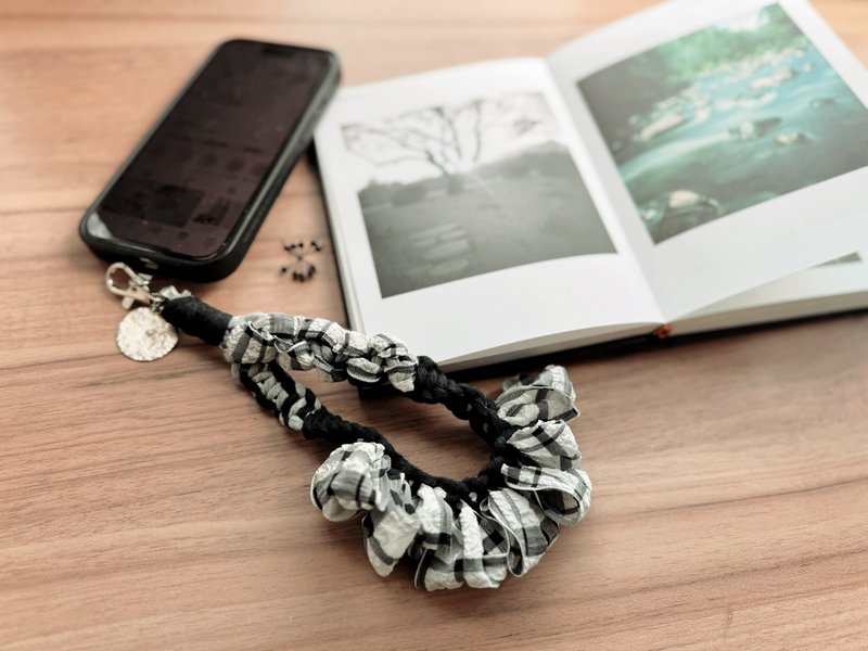 Macrame Camera / Mobile Strap (Black White) - 鑰匙圈/鑰匙包 - 其他材質 黑色