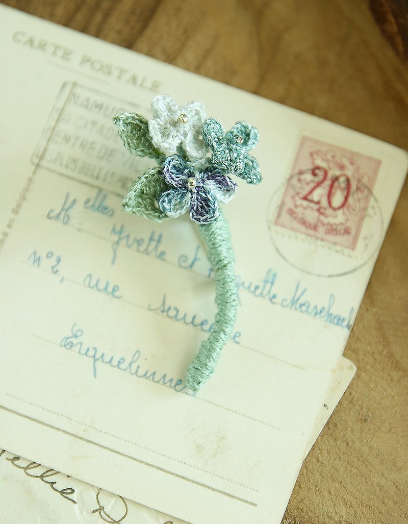 Petit Flower Brooch Pin-Blue "Rain flower Collection" - เข็มกลัด - ผ้าฝ้าย/ผ้าลินิน สีน้ำเงิน