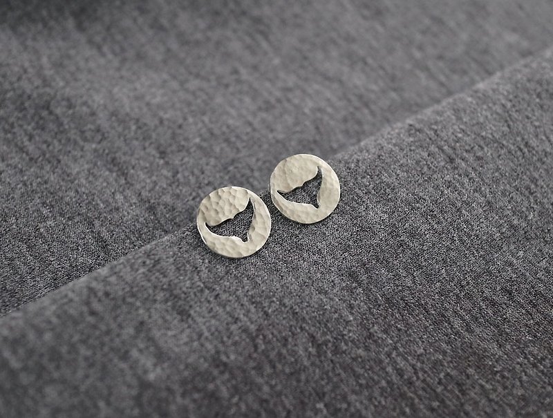 Ni.kou sterling silver carved earrings - small sperm whale tail - ต่างหู - โลหะ 