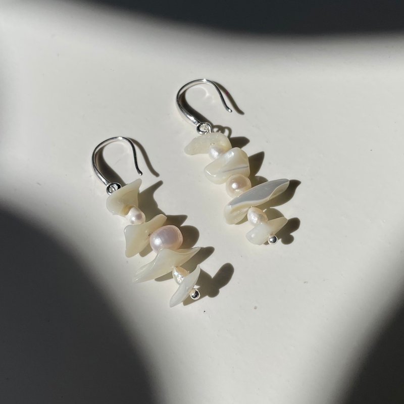 [Sterling Silver Earrings] Balanced Pearl Ear Hooks - Earrings & Clip-ons - Sterling Silver White