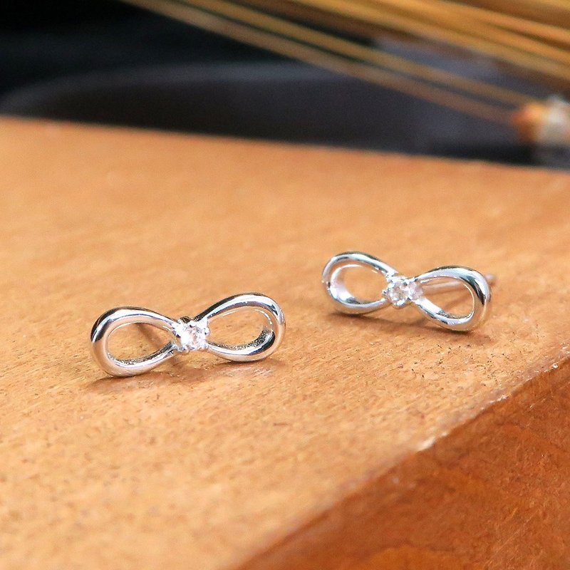 Small diamond bow sterling silver earrings (white K gold) - ต่างหู - เงินแท้ สีเงิน