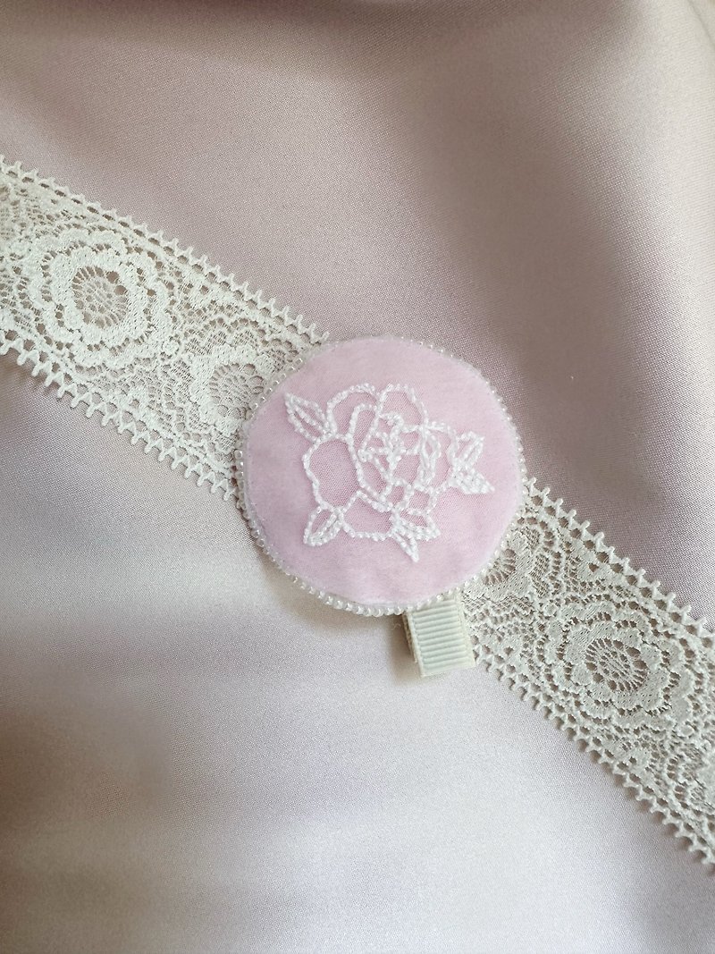 Camellia embroidered light pink non-woven hair clip - เครื่องประดับ - งานปัก สึชมพู