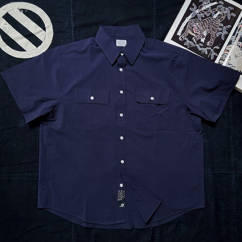 MajorFolk blue dyed ancient cloth label seersucker retro Japanese navy blue pocket short-sleeved men's shirt - เสื้อเชิ้ตผู้ชาย - เส้นใยสังเคราะห์ 