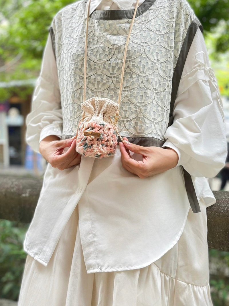 Japanese small waste bag small bucket bag - small cup of strawberry milk hand-woven woven bag - Messenger Bags & Sling Bags - Wool White