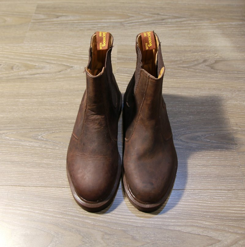 Back to Green :: Dr.Martens Brown (Chelsea Boots) vintage shoes - รองเท้าลำลองผู้หญิง - วัสดุอื่นๆ 