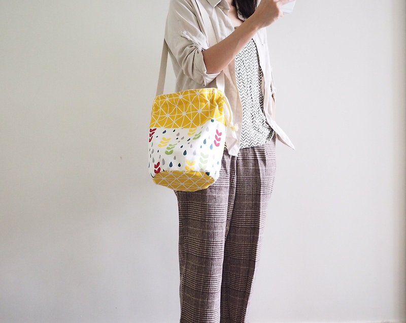オリジナルの手縫いトートショルダーバッグキャンバスバケットバッグ北欧スタイルのシンプルな黄色と色付きの水滴 - ショルダーバッグ - コットン・麻 イエロー