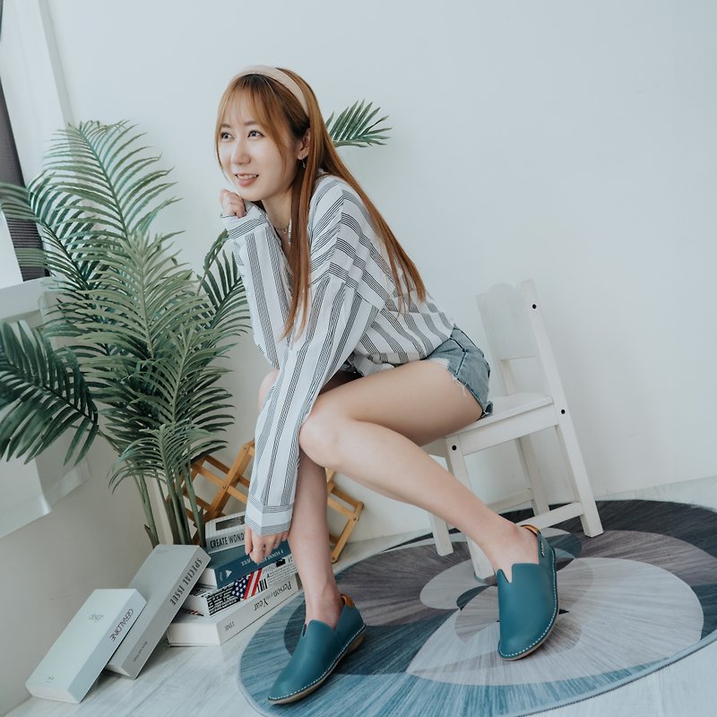 [Retro Literary Youth] MIT comfortable casual shoes. Genuine Leather. Midnight gray blue 8201 - รองเท้าลำลองผู้หญิง - หนังแท้ สีน้ำเงิน