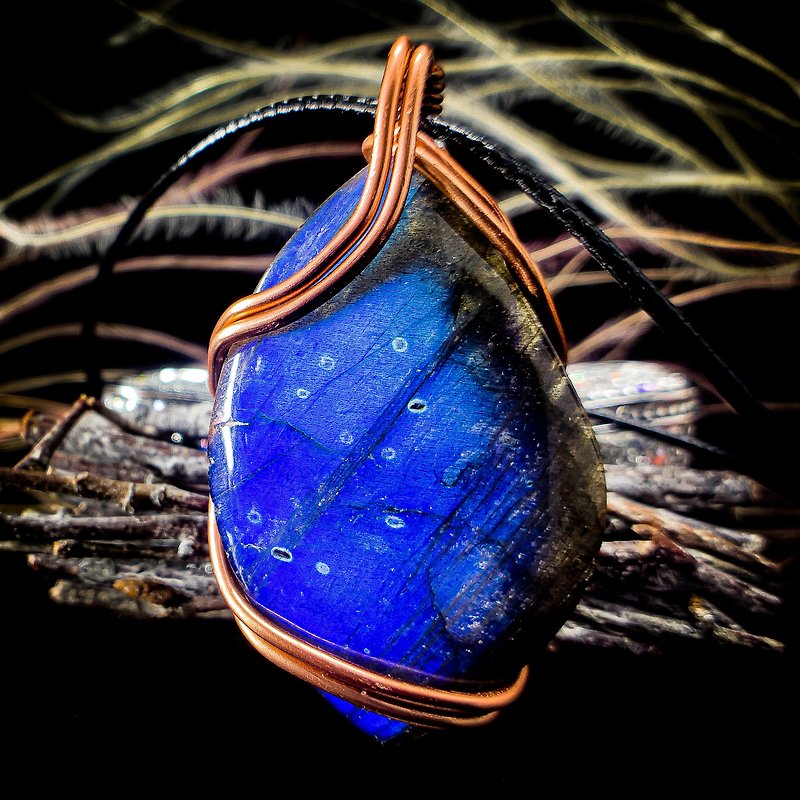 Endless loop [azure blue starry sky] design crystal pendant-blue halo labradorite rough ore - Necklaces - Crystal Blue