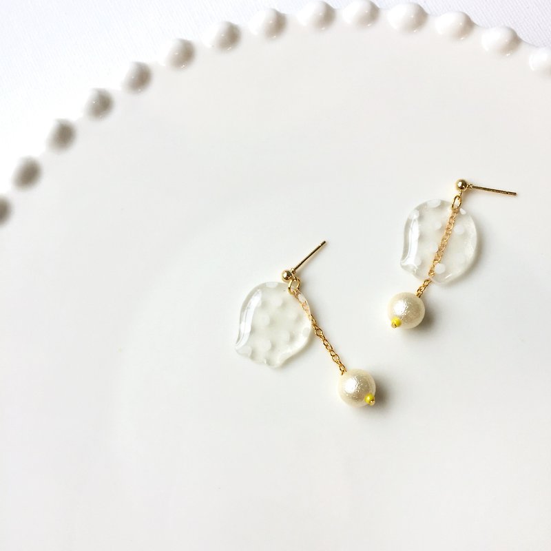 Swinging wind chimes flower clip/pin earrings - Earrings & Clip-ons - Resin 