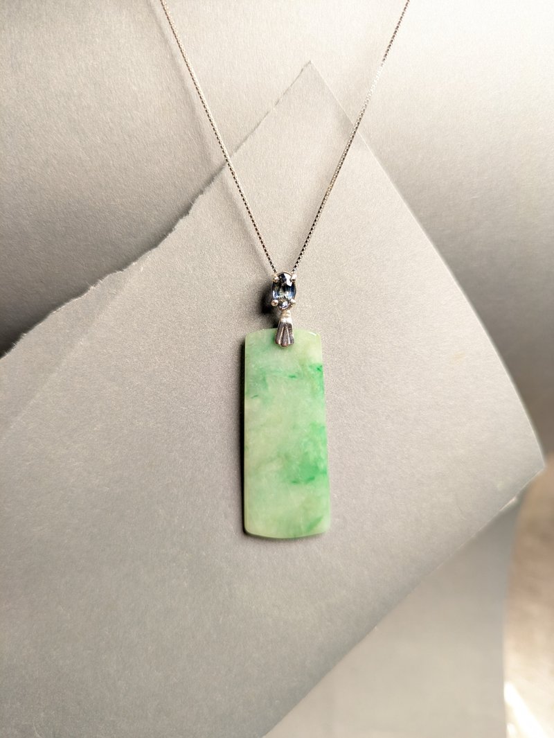 天然緬甸意境綠飄花無事牌翡翠 鑲天然藍寶石 銀配件 吊墜 - 項鍊 - 寶石 藍色