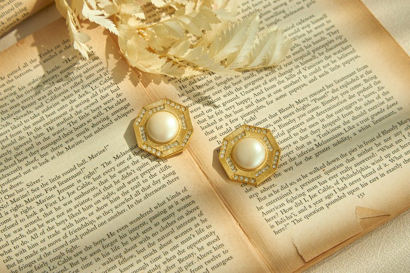 [Western Antique Jewelry] The United States brings back vintage pearl earrings from the 1960s - ต่างหู - โลหะ สีทอง