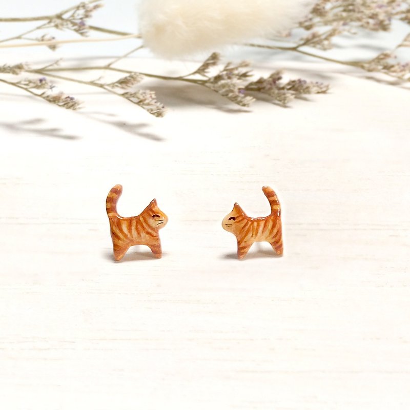 Tiny Brown Cat Earrings, Cat Stud Earrings, orange cat earrings, cat lover gifts - 耳環/耳夾 - 黏土 咖啡色
