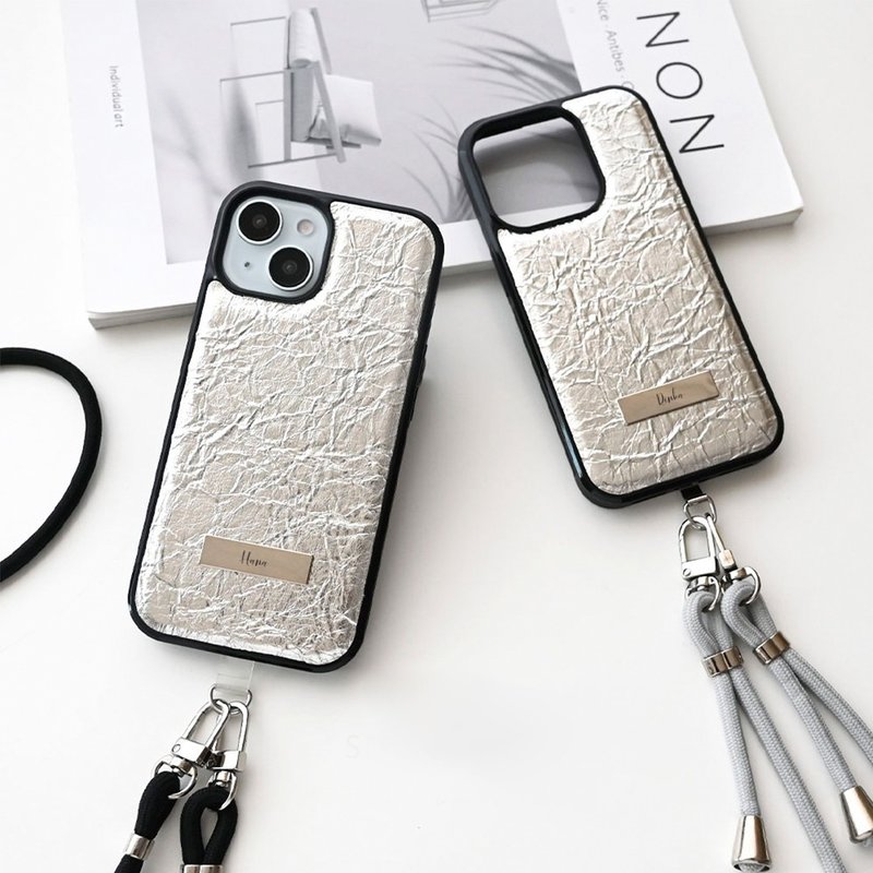 [Crinkled Silver Back Case with Name Plate] Smartphone Shoulder Bag, Metallic Case with Attachments JE21U - เคส/ซองมือถือ - หนังแท้ สีเงิน