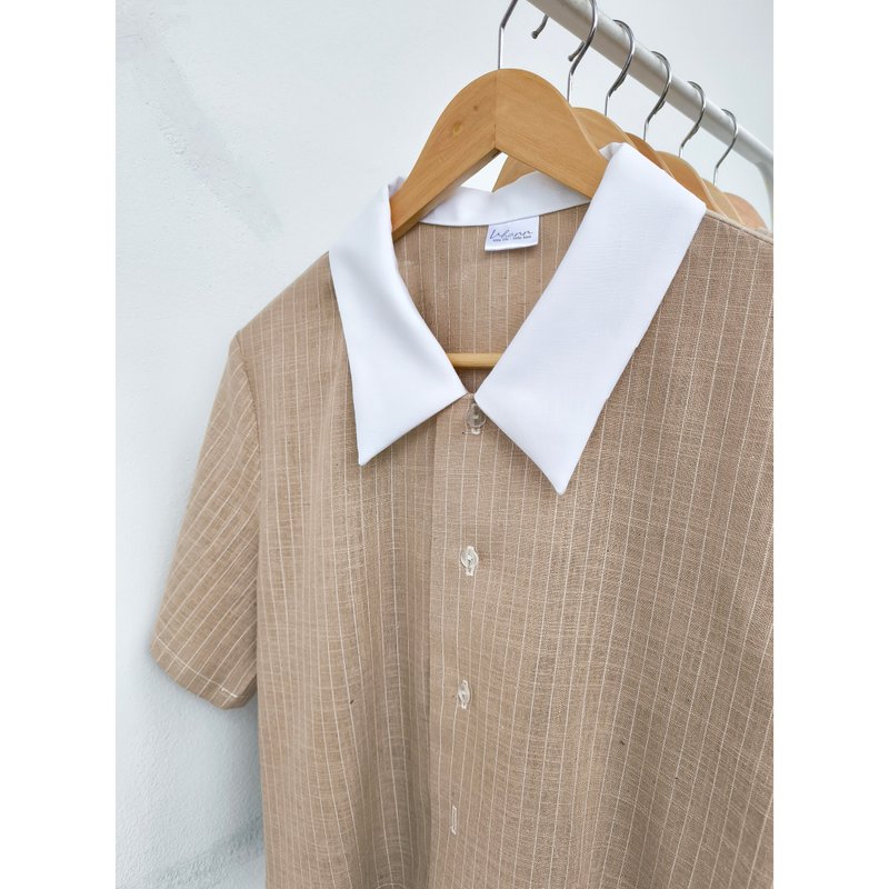 Cotton | Light brown crop shirt with white pinstripes - 女襯衫 - 棉．麻 卡其色
