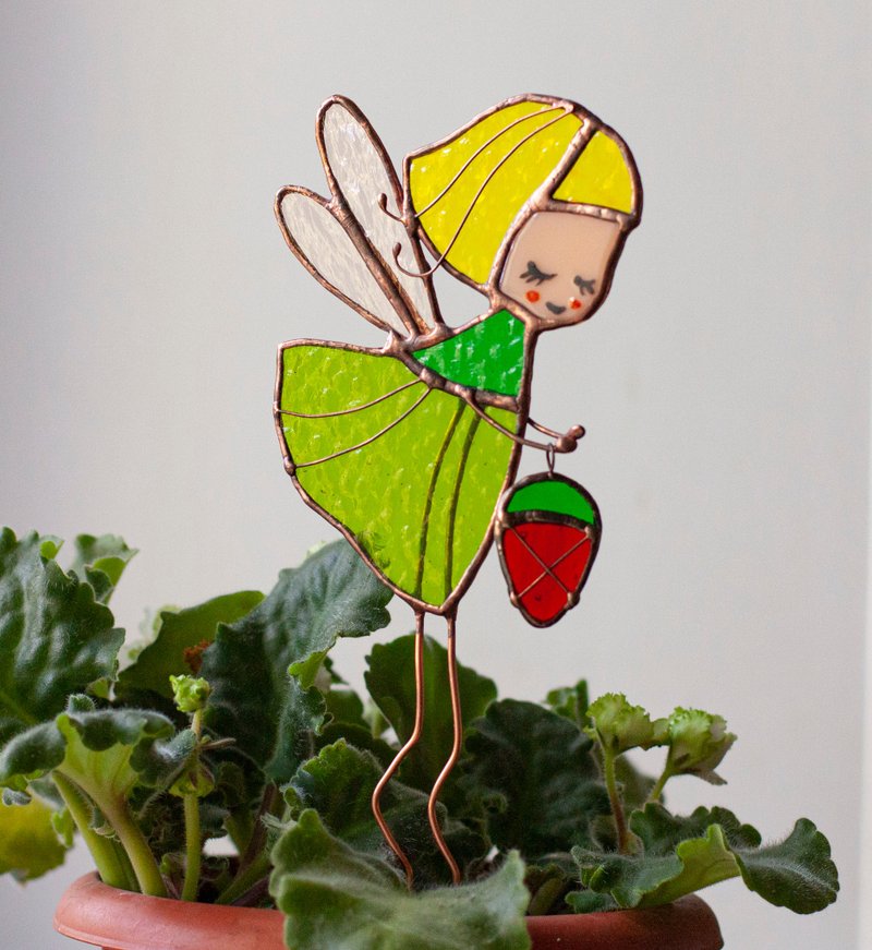 Flower fairy with berry. Stained Glass decoration for plants pots.The Suncatcher - 盆栽/植栽 - 玻璃 綠色