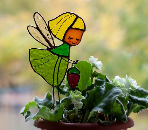 ベリーと花の妖精。植木鉢のステンドグラス装飾。サンキャッチャー