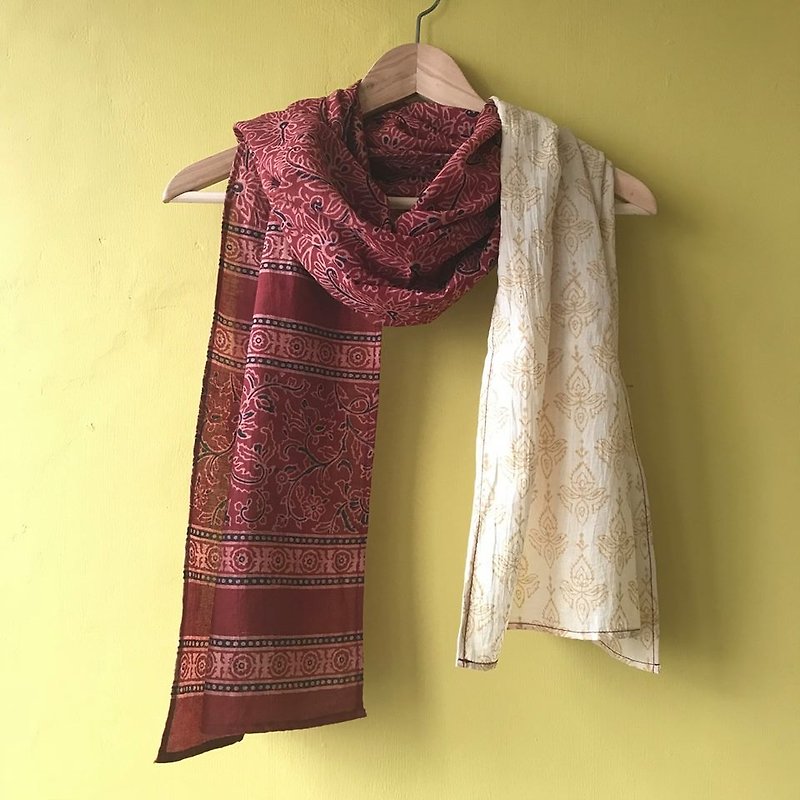 AHISTA AHISTA_ Woodcut Printing and Dyeing: Natural Plant Dye Handmade {Scarf} - ผ้าพันคอ - ผ้าฝ้าย/ผ้าลินิน สีแดง