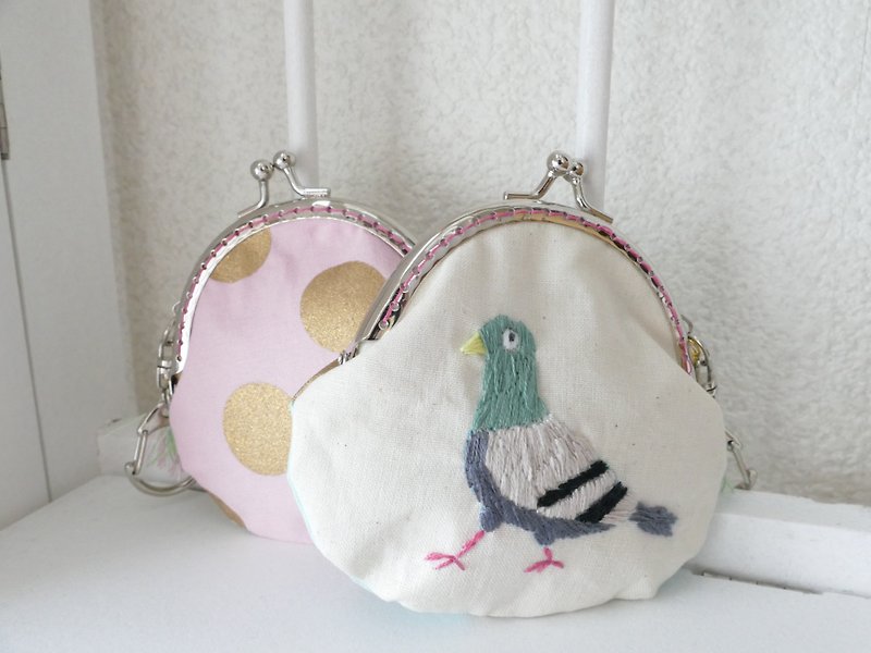 Embroidery mini spicy mouth Pigeon pink gold with tassel - Coin Purses - Cotton & Hemp White