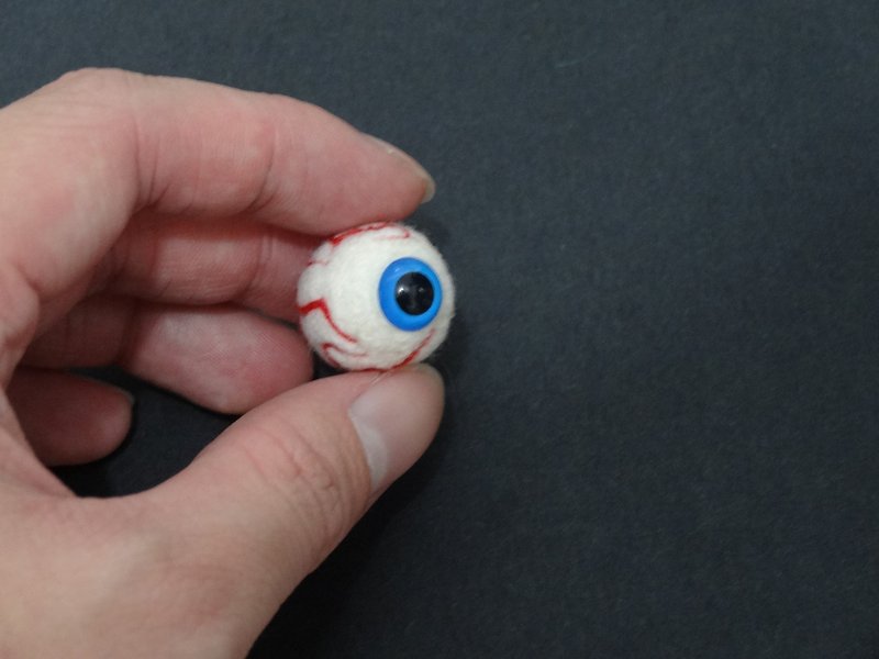 Bloodshot Eye (small) -Wool felt  (key ring or Decoration) - Keychains - Wool White