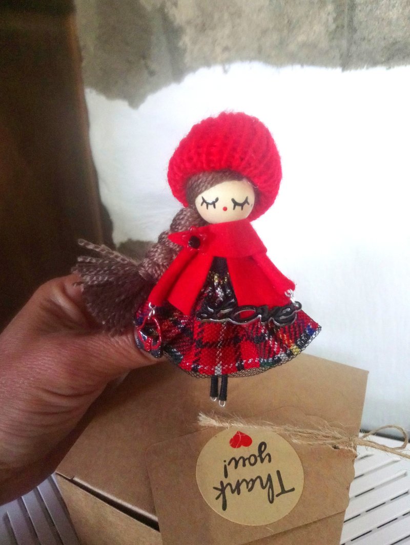 Brooch doll - 胸針 - 木頭 紅色