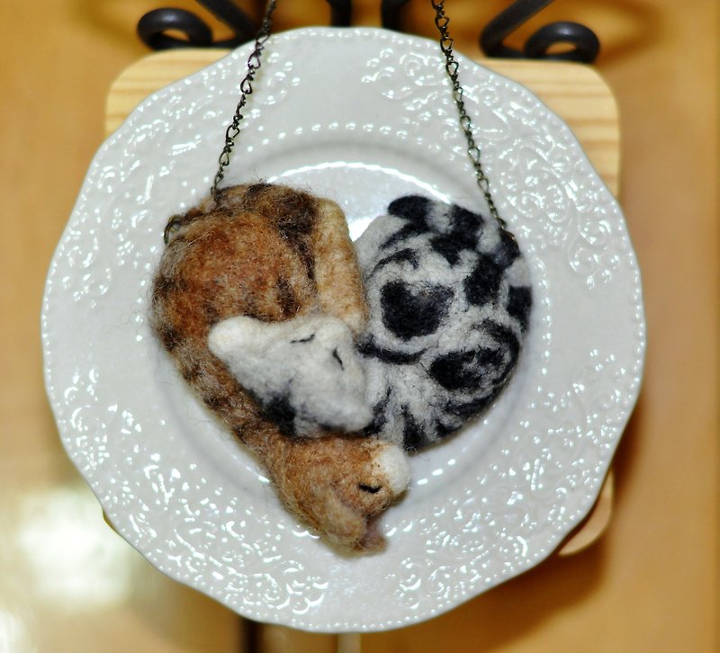 Wool Felt Embracing Cat Long Chain (Heart) - Necklaces - Wool Brown