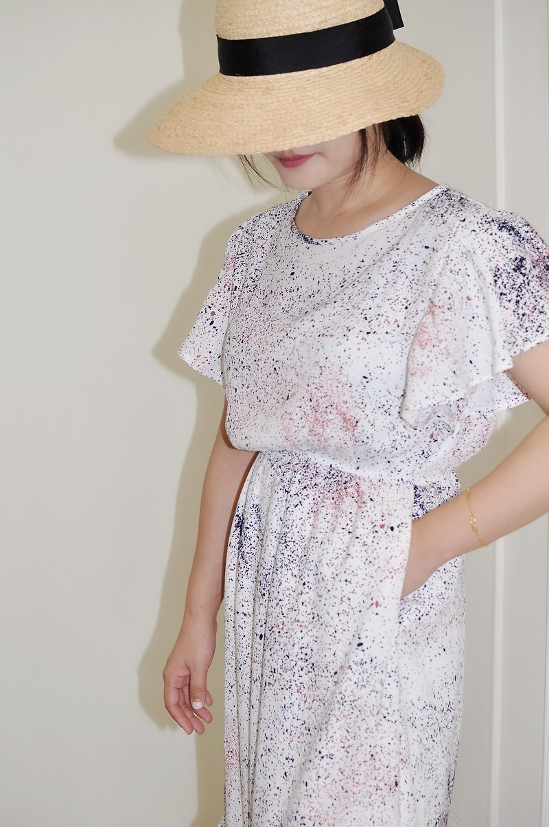Flat 135X Taiwanese designer series wave-sleeved dress with ink-splashing cotton fabric - ชุดเดรส - เส้นใยสังเคราะห์ ขาว