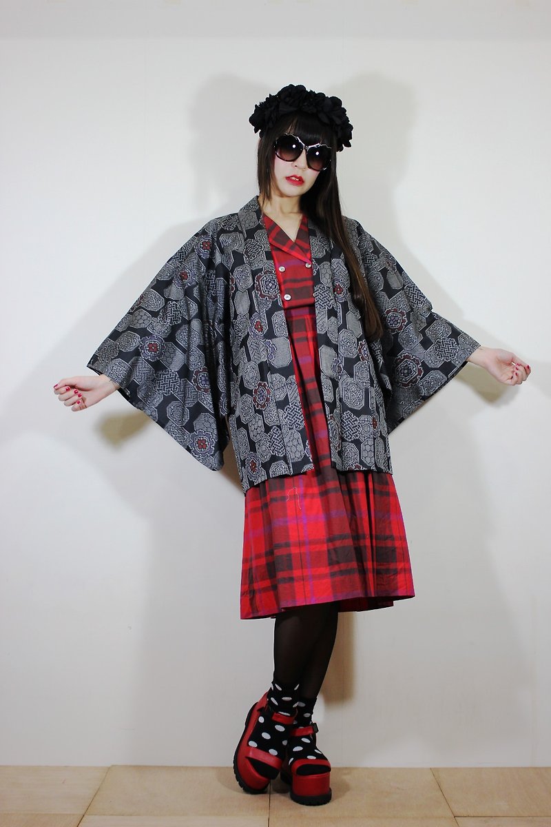 F2070 [Japanese kimono] (Vintage) dark gray red flower weave Japanese kimono feather (wa お ri) (Christmas gift exchange gifts) - Women's Casual & Functional Jackets - Cotton & Hemp Black