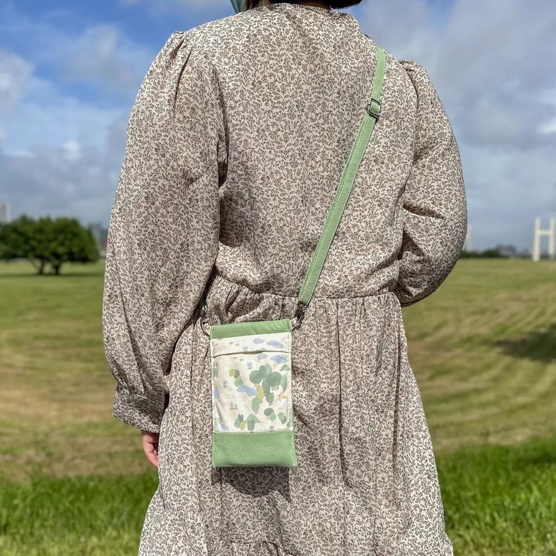 聯名款-Yibo.art【森林好朋友】Onor專利可擦拭斜背手機包 - 手機殼/手機套 - 其他人造纖維 綠色