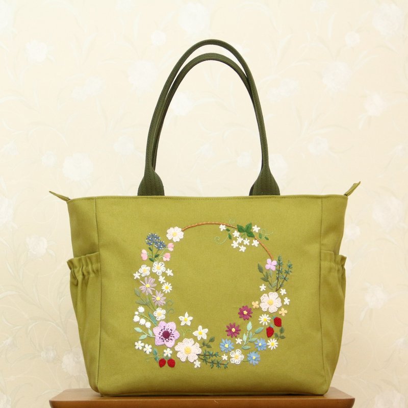 Canvas embroidery tote bag wreath leaf green L size - กระเป๋าถือ - ผ้าฝ้าย/ผ้าลินิน 