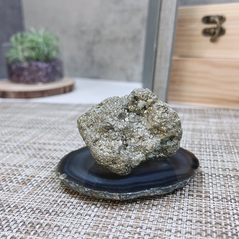 Raw pyrite ore ornament with agate disc - ของวางตกแต่ง - เครื่องประดับพลอย 