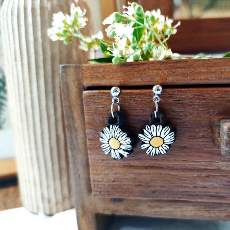 Wooden dangle earring daisy - 耳環/耳夾/耳骨夾 - 木頭 白色