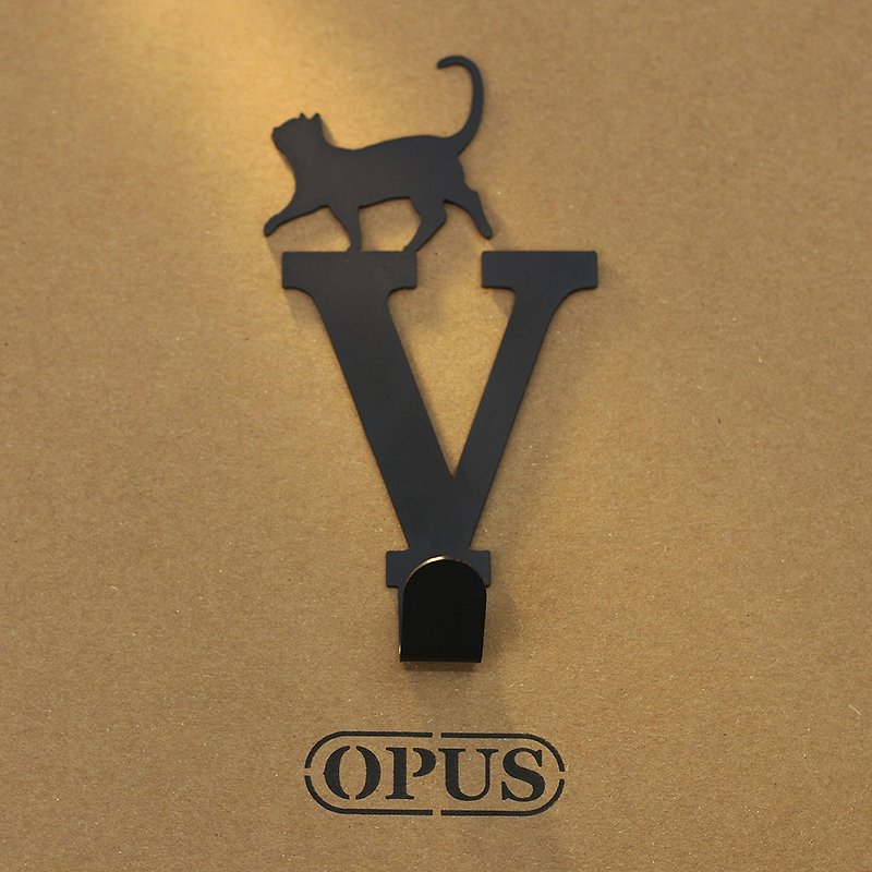 [OPUS Dongqi Metalworking] When the cat meets the letter V-hook (black) / wall decoration hook / no trace of shape - ตกแต่งผนัง - โลหะ สีดำ