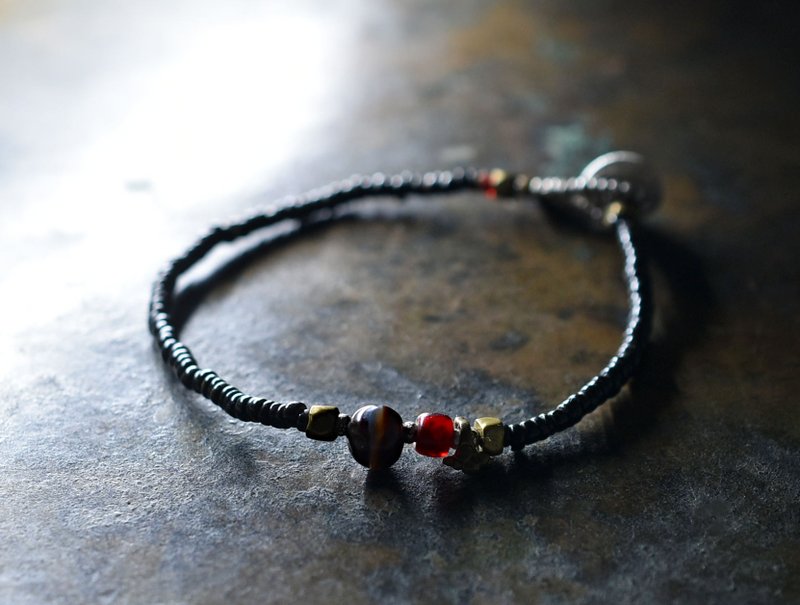 A delicate bracelet made of ancient agate, deep red white hearts, Olissa bras, and jet black beads. - สร้อยข้อมือ - แก้ว สีดำ