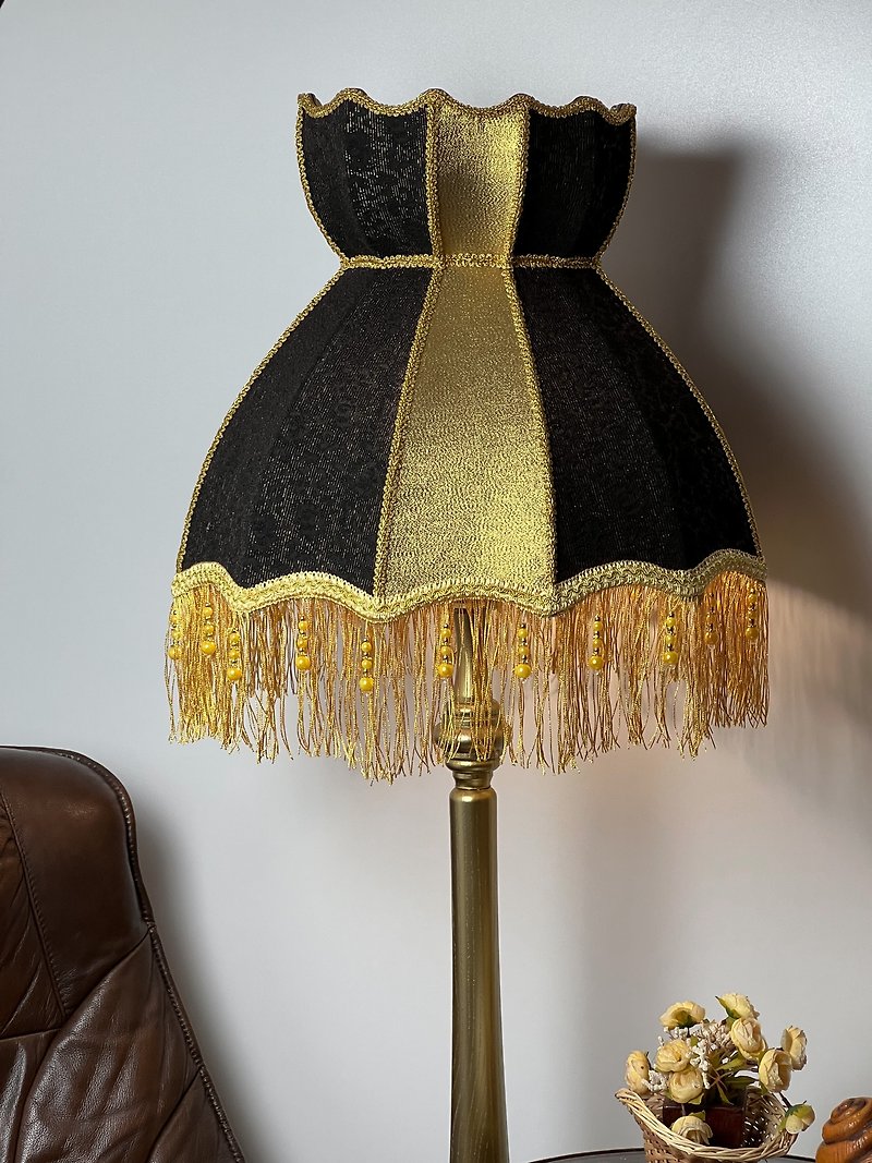ビクトリア朝の大きなランプシェード、フリンジ付きの黒と金の生地 - 照明・ランプ - その他の素材 ブラック