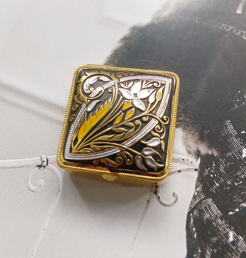 DAMASCENE  西班牙大馬士革首飾 花葉花紋小藥盒。西洋古董飾品 - 擺飾/家飾品 - 其他材質 金色
