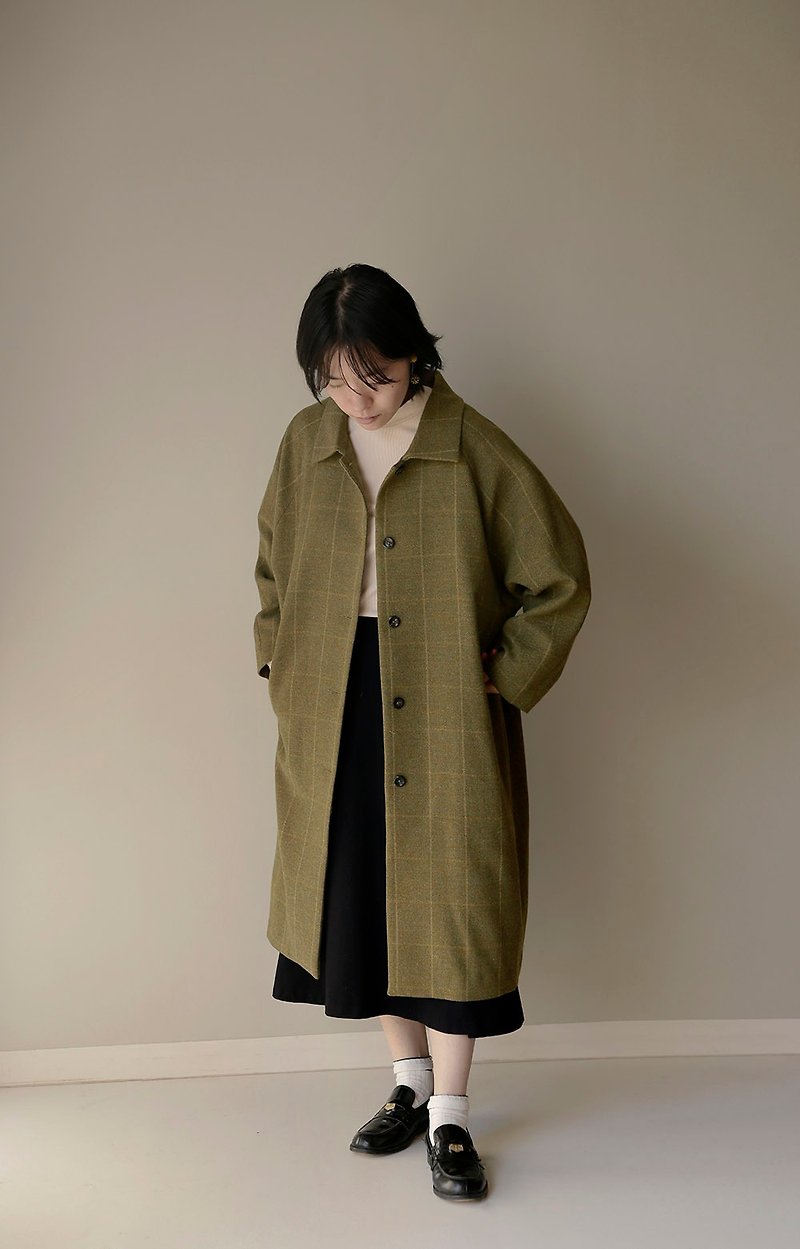 Handsome Japanese grass green mixed color coarse wool coat with raglan sleeves - Women's Blazers & Trench Coats - Wool Green