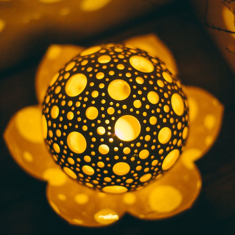 Lotus flower tea light candle holder, Meditation and relaxing candle lantern - 香氛蠟燭/燭台 - 陶 