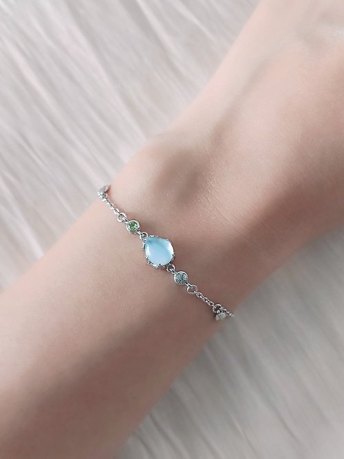Be'shine Jewelry Official Bracelet Aurora of T'Sea - Nigeria Sky Blue Topaz with Pearl Shell